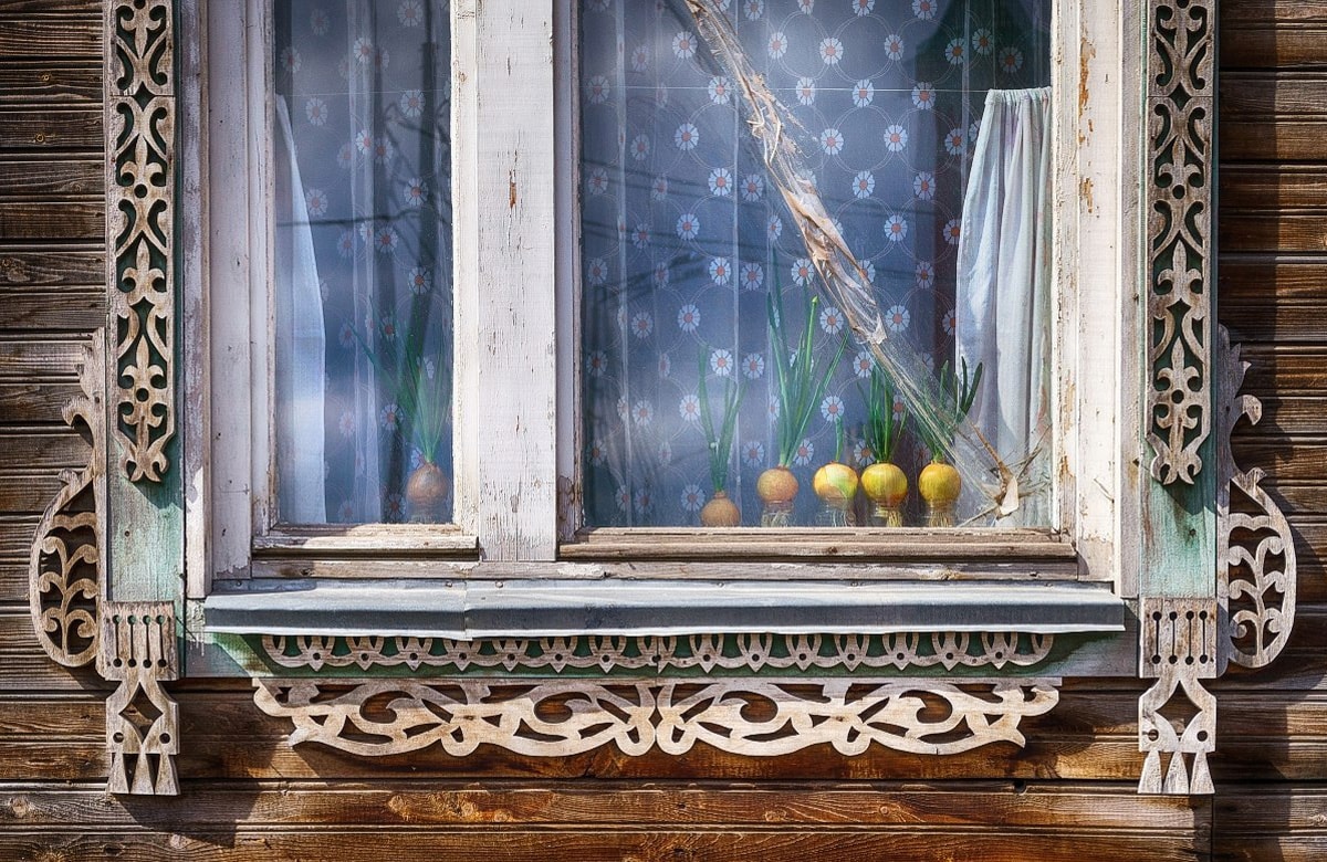 Фото Йошкар-Олы, фотографии Йошкар-Ола, Марий Эл, окно дома, деревянный дом, лук на окне