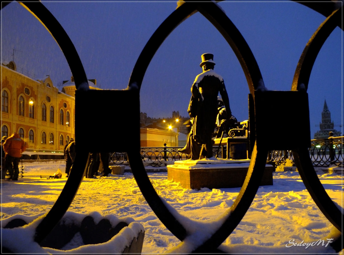 Памятник Пушкину и Онегину на набережной Йошкар-Олы, соревнования по зимней рыбалке