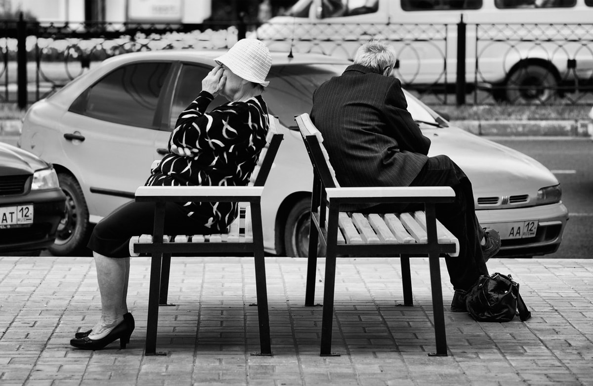 Йошкар-Ола, Марий Эл, черно-белое фото, ч/б фотография, городской пейзаж, старики на лавочке, люди в городе