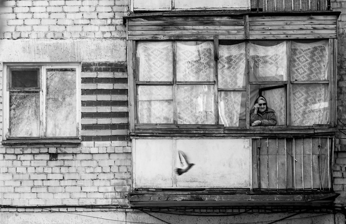 Йошкар-Ола, Марий Эл, черно-белое фото, ч/б фотография, городской пейзаж, дом с балконом, старушка на балконе