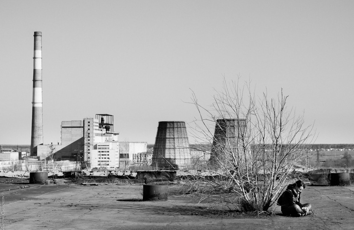 Йошкар-Ола, Марий Эл, черно-белое фото, ч/б фотография, городской пейзаж, индустриальный пейзаж, трубы заводов, заводы, крыша, человек на крыше, девушка на крыше