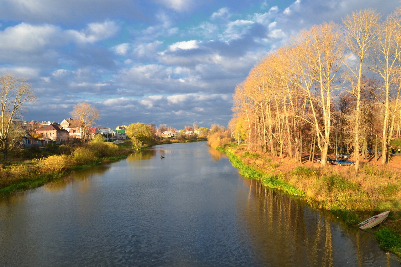 Набережная реки Кокшага в Йошкар-Оле, город осенью