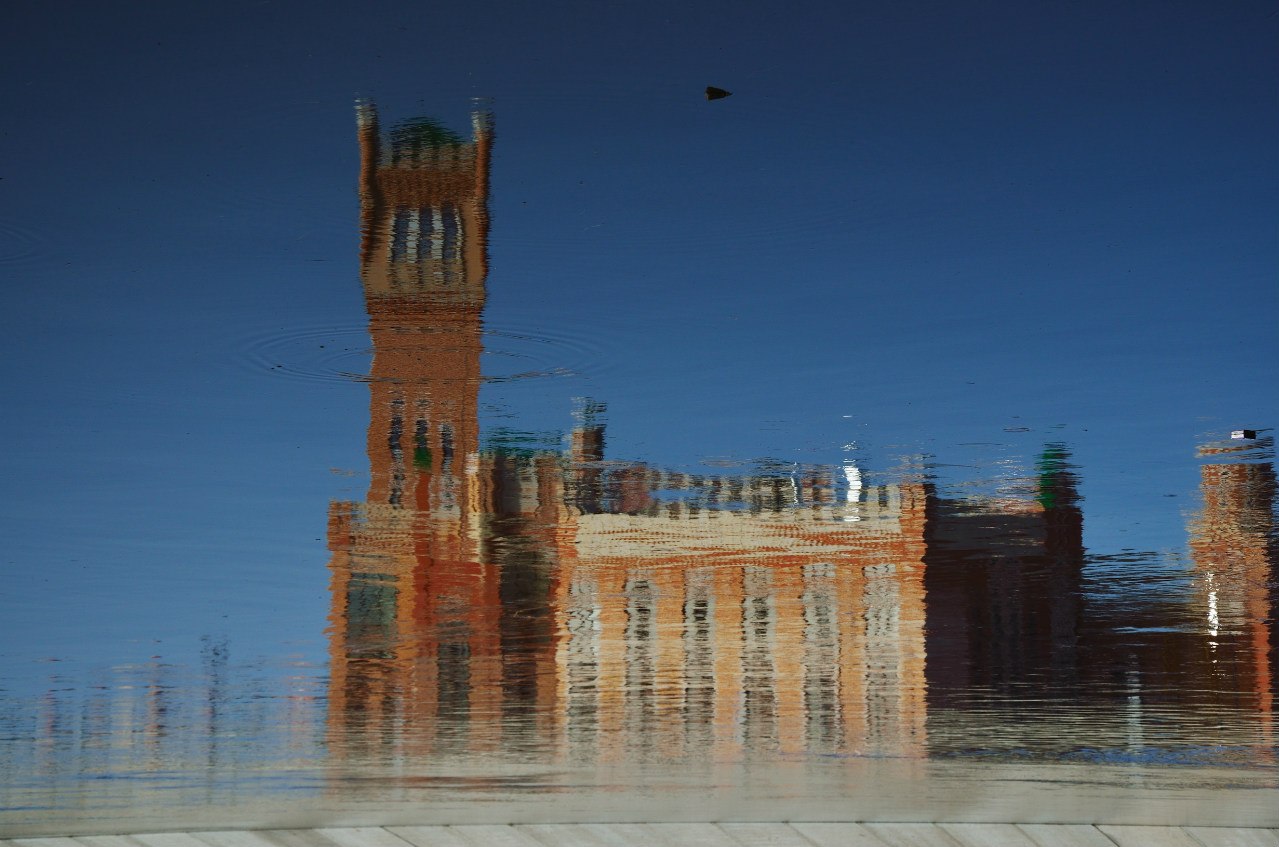 Набережная в Йошкар-Оле, отражение в воде, здание с 12 апостолами на Патриаршей площади
