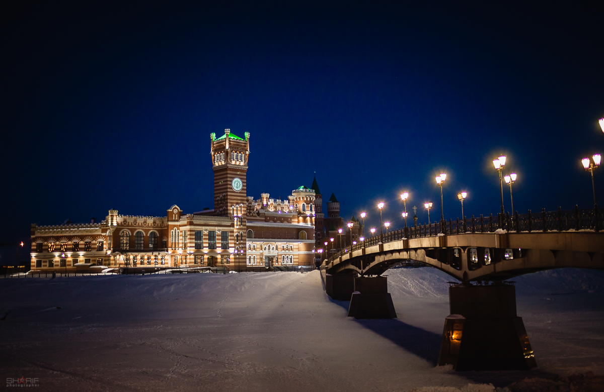Новая Йошкар-Ола, зимний вечер, Патриаршая площадь, башня с часами, часы с апостолами, пешеходный мост