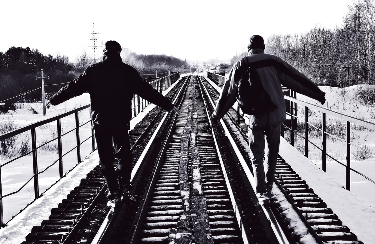 Йошкар-Ола, Марий Эл, железнодорожный мост, прогулка по мосту, люди на мосту, черно-белое фото, железная дорога зима