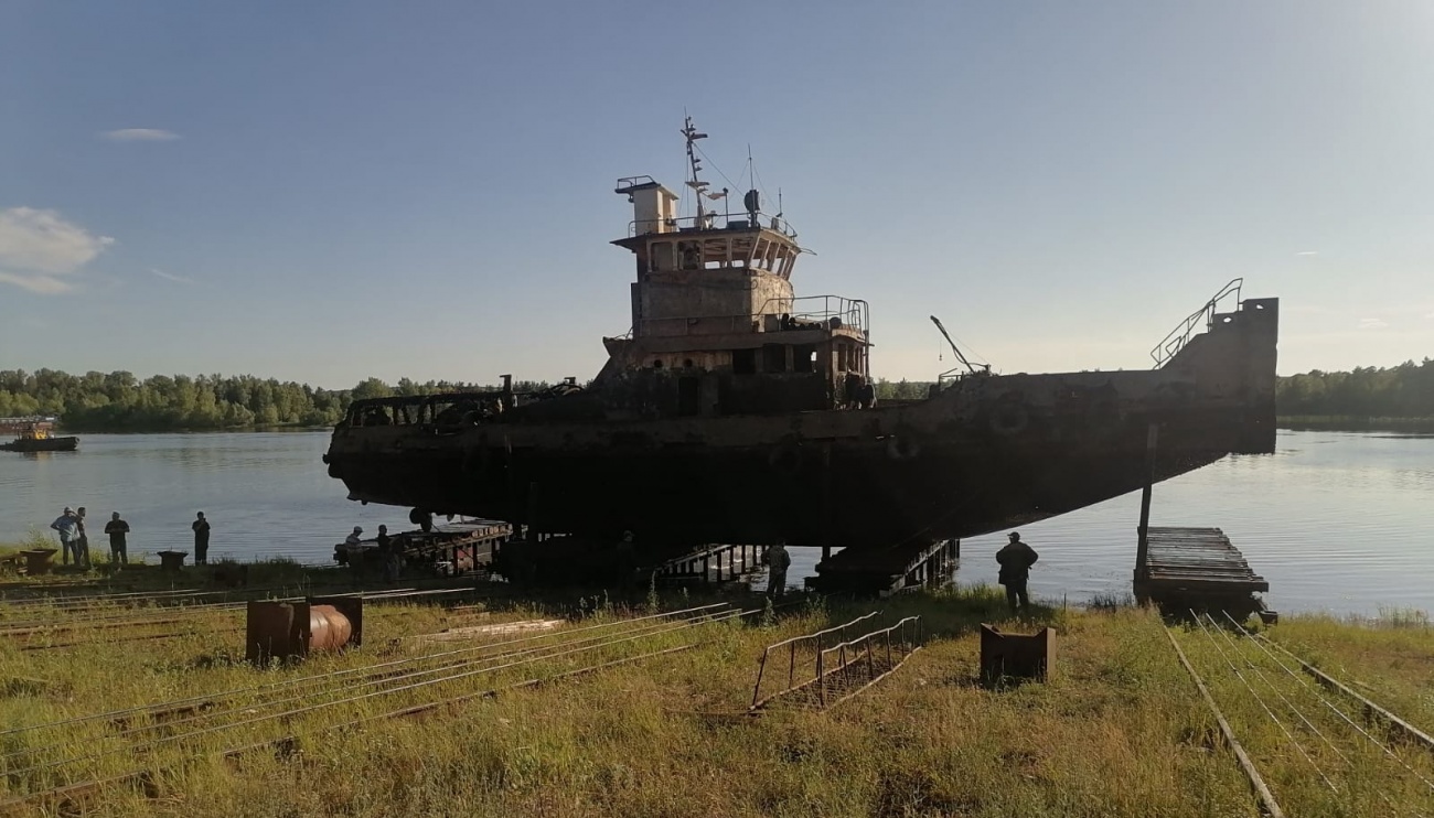 В Звенигово затонувший ледокол поднят на берег