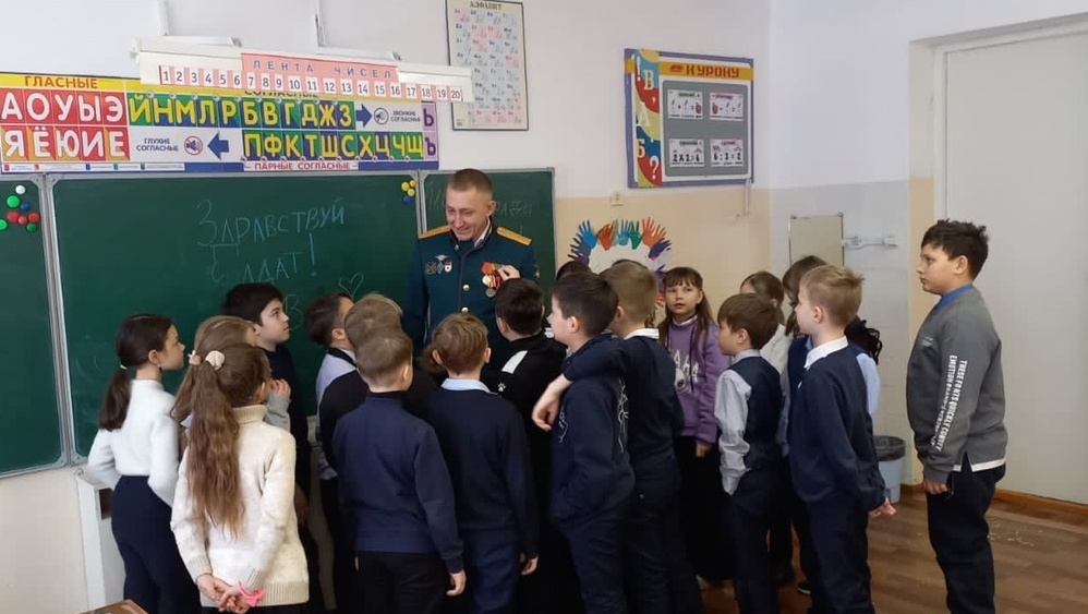 В Звенигово для школьников младших классов устроили встречу с бойцом СВО