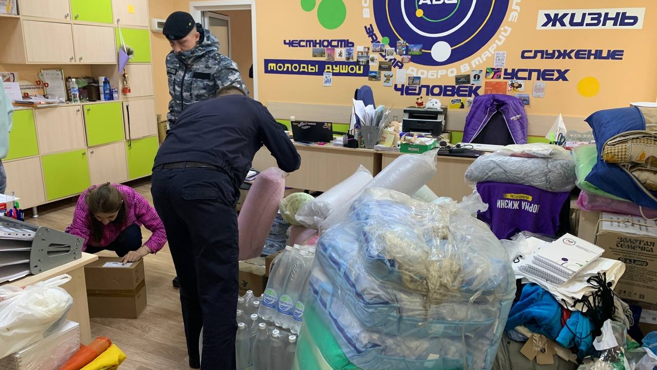 Сотрудники УФССП собрали гуманитарную посылку жителям Оренбуржья