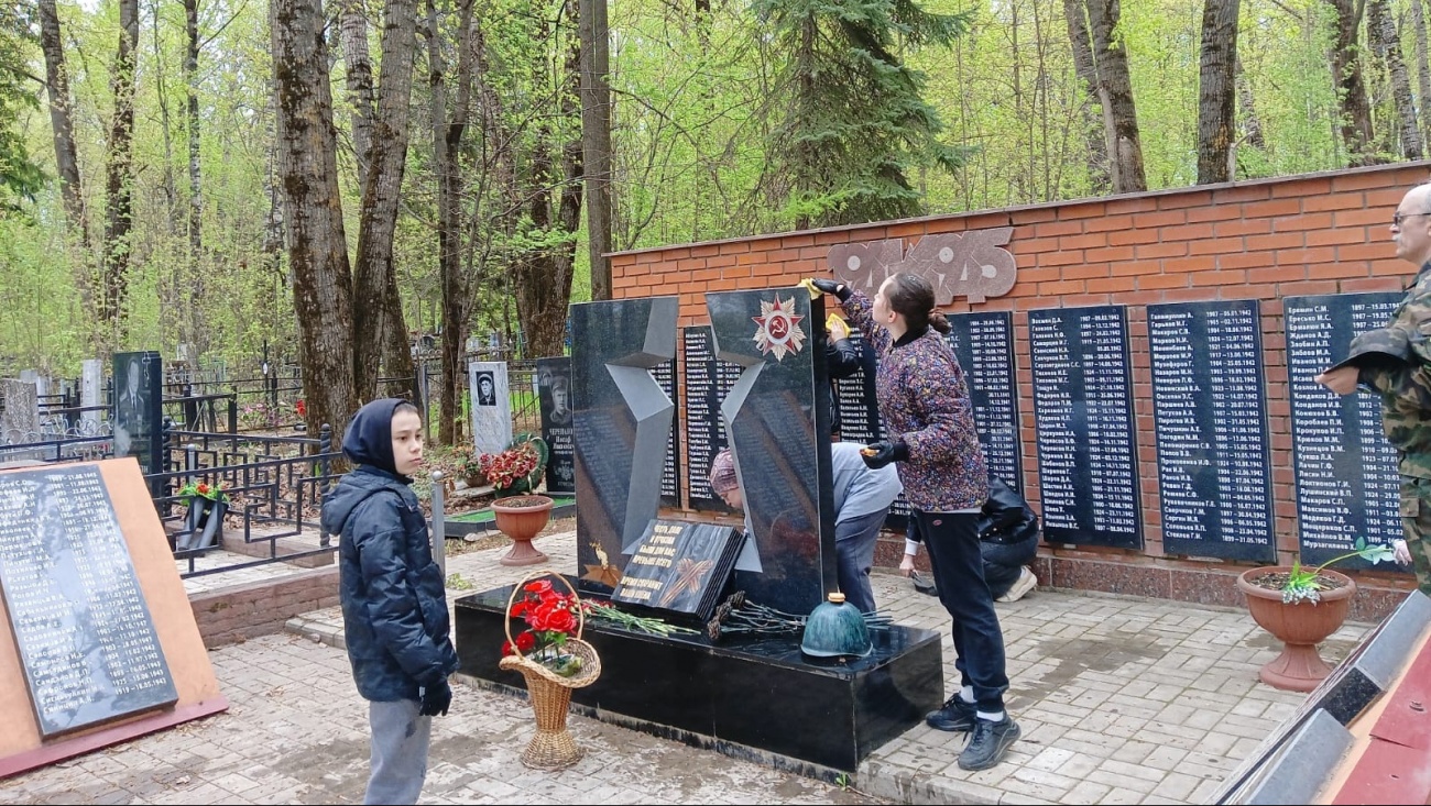 Медведевские школьники привели в порядок братские могилы на Марковском кладбище