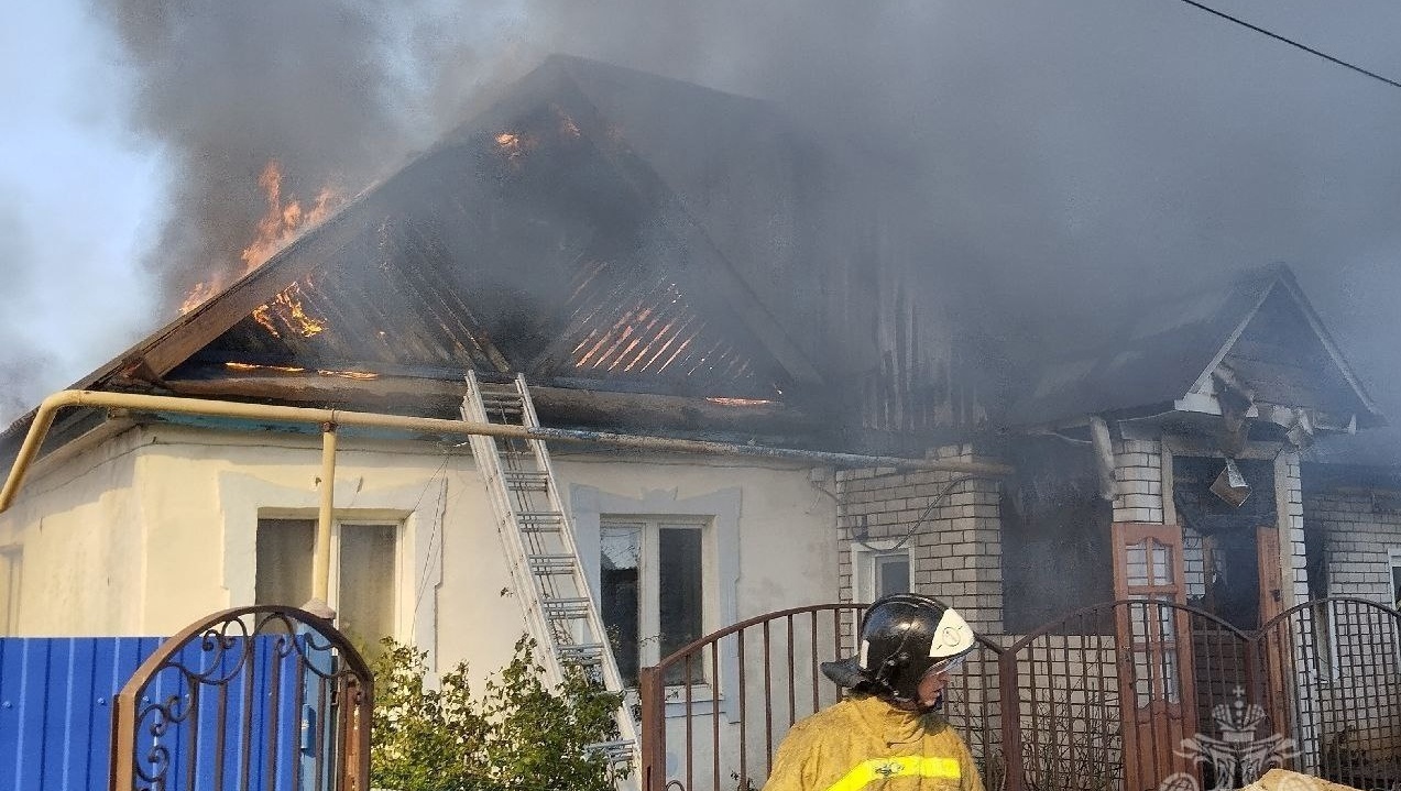 В Волжске пожар повредил двухквартирный дом, гараж и хозяйства по соседству
