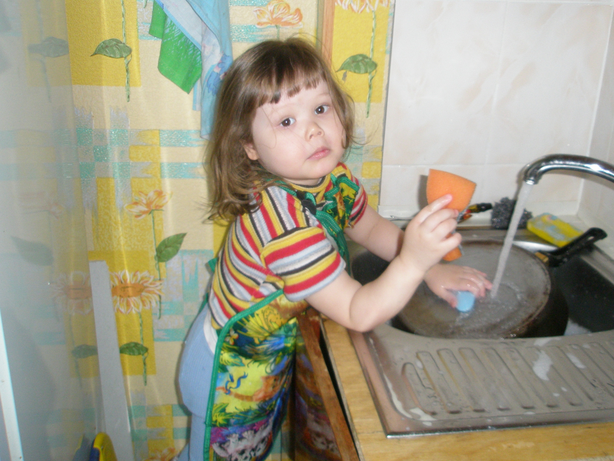 Идти мыть посуду. Дети помогают родителям. Ребенок помогает по дому. Помогать маме по дому. Ребенок помогает маме.