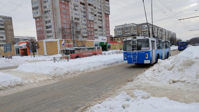 Из-за припаркованных машин троллейбусы не могут проехать по улице К. Либкнехта