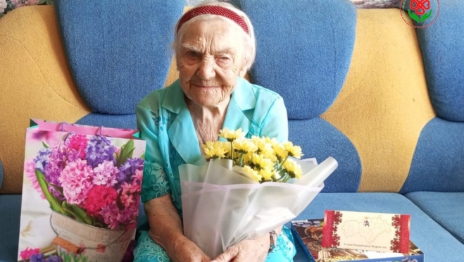 Долгожительнице Волжска передали поздравление и подарки от имени главы Марий Эл