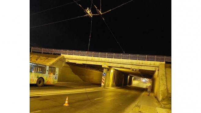 В Йошкар-Оле неизвестный водитель разорвал контактную сеть троллейбусов