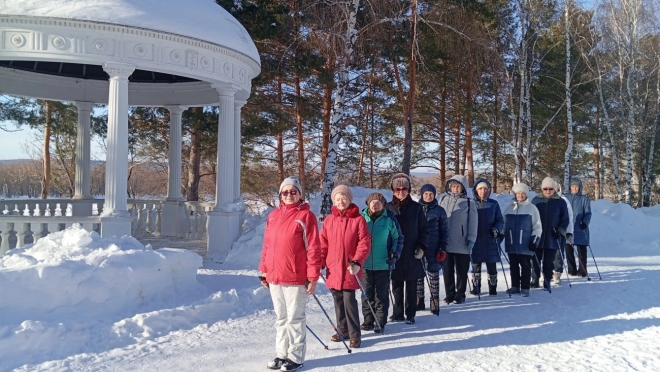 На набережной в Звенигово проводят занятия по скандинавской ходьбе