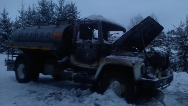 В Новоторъяльском районе сгорел молоковоз