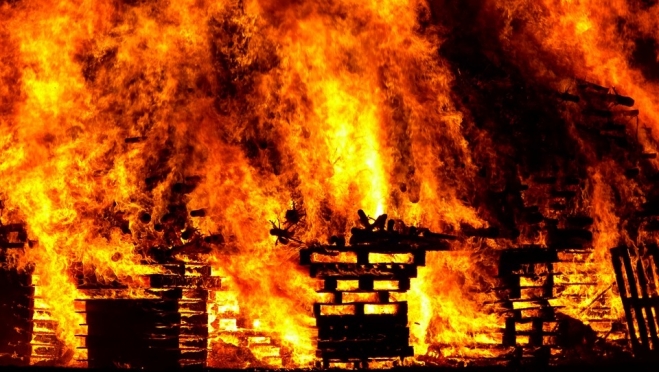 В Козмодемьянске загорелся деревянный многоквартирный дом