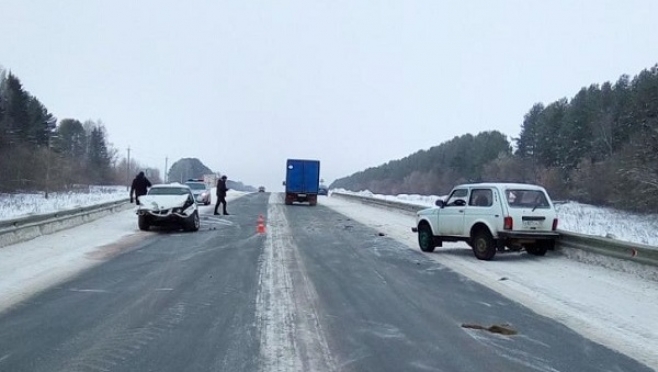 В Куженерском районе на загородной дороге столкнулись BMW и «Нива»