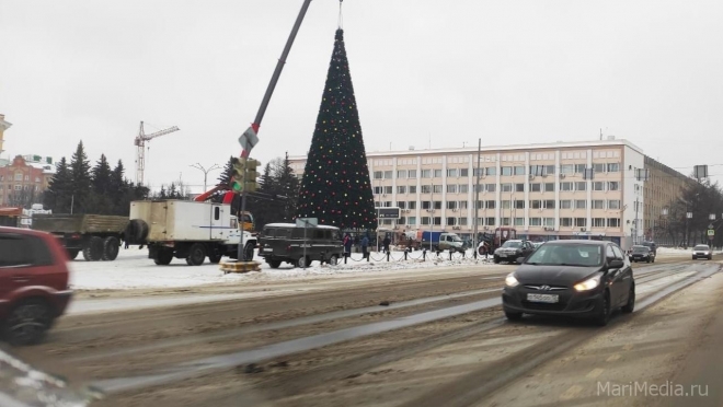 В Йошкар-Оле убирают главную ёлку