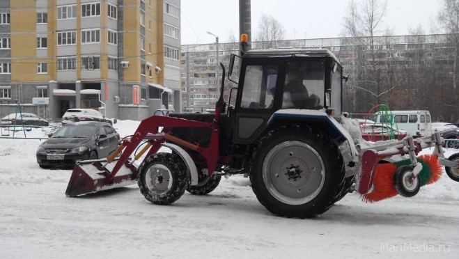 В йошкар-олинских дворах работает снегоуборочная техника