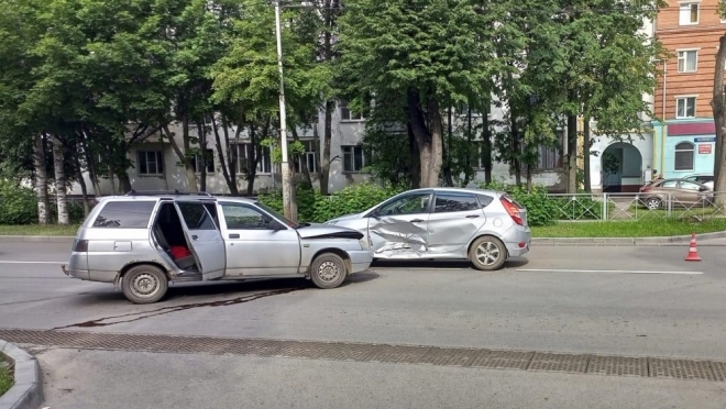 В Йошкар-Оле водитель-пенсионер врезался в машину автоледи