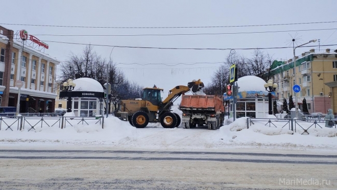 В Йошкар-Оле грузовиками вывозят снег