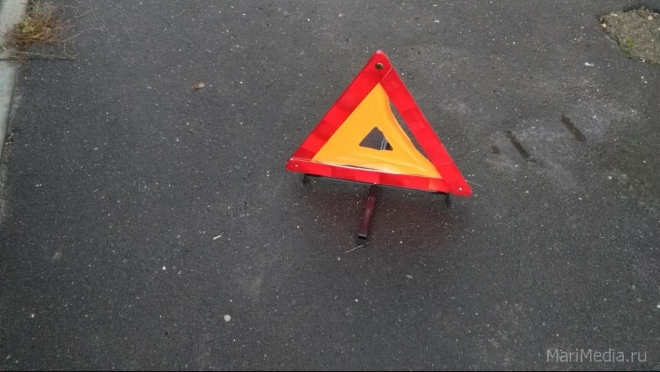 В Йошкар-Оле на одном из перекрёстков иномарка врезалась в светофор