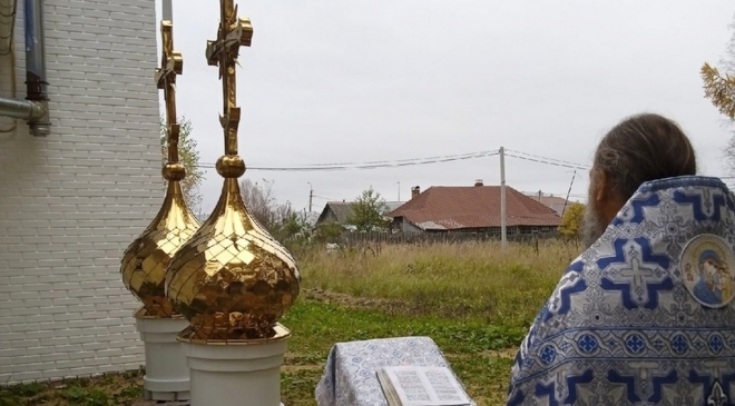 В посёлке Краснооктябрьский в храме «Споручница грешных» освятили малые купола и кресты