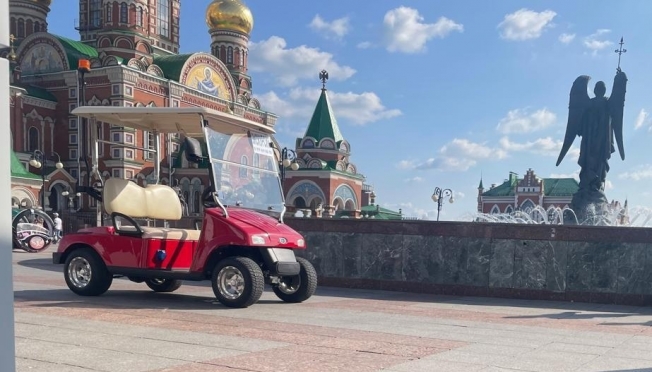 В Йошкар-Оле на площади у фонтана столкнулись велосипед и гольфкар