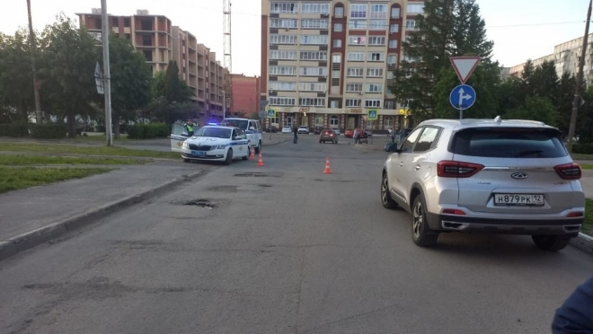 В Йошкар-Оле электросамокатчик сбил женщину и врезался в автомобиль