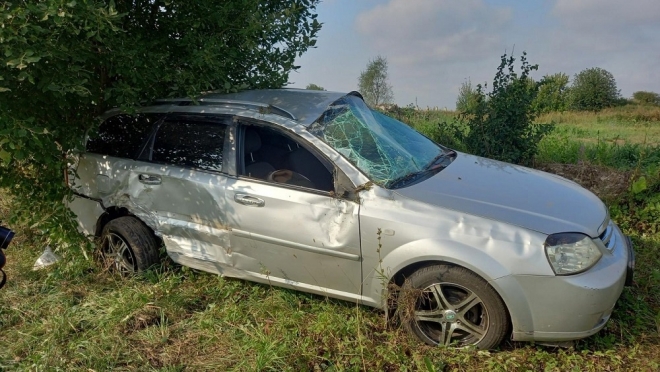 В Параньгинском районе иномарка вылетела с дороги и врезалась в ЛЭП