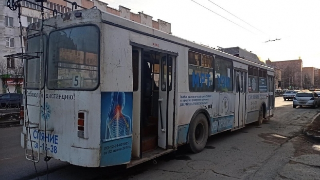 В Йошкар-Оле в троллейбусе упал пожилой мужчина