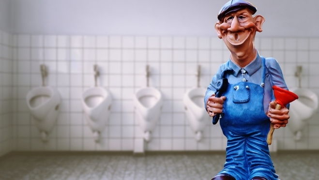 Сантехник в общественном туалете в тайнике нашёл 132 тысячи рублей