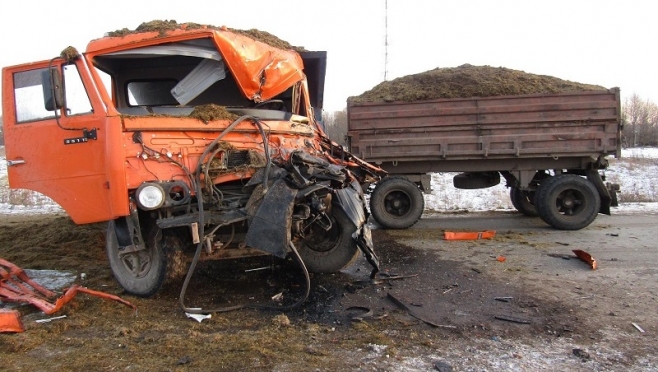 На загородной трассе столкнулись два «КамАЗа»