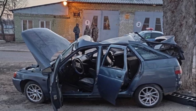 В Звениговском районе «ВАЗ-2112» въехал в стоящую машину и дерево