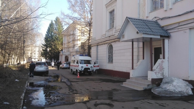 Медицинский УАЗик на территории больницы сбил пенсионера