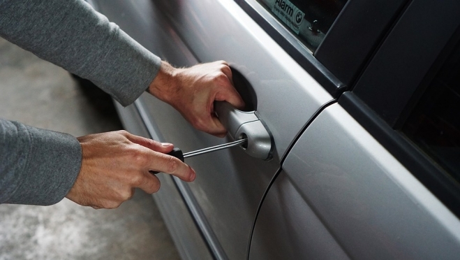 В Йошкар-Оле автовор потерял на месте преступления мобильник