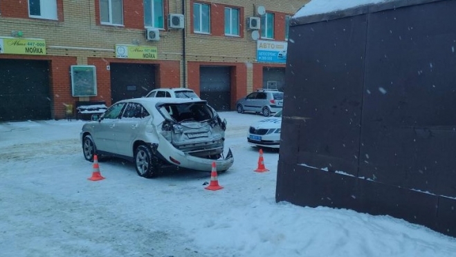 На улице Фестивальной в Йошкар-Оле Lexus травмировал пешехода