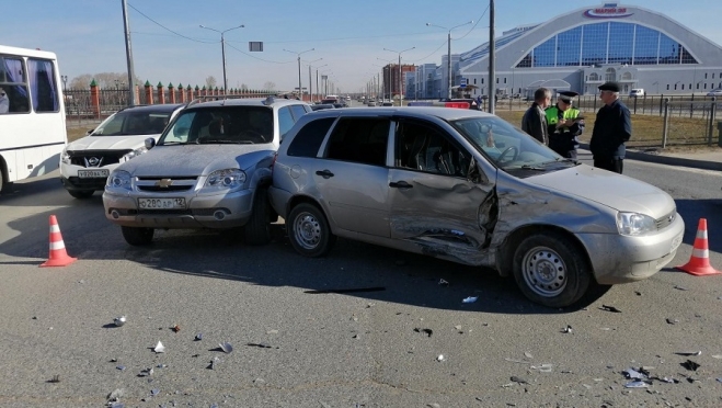 На Воскресенском проспекте столкнулись три машины