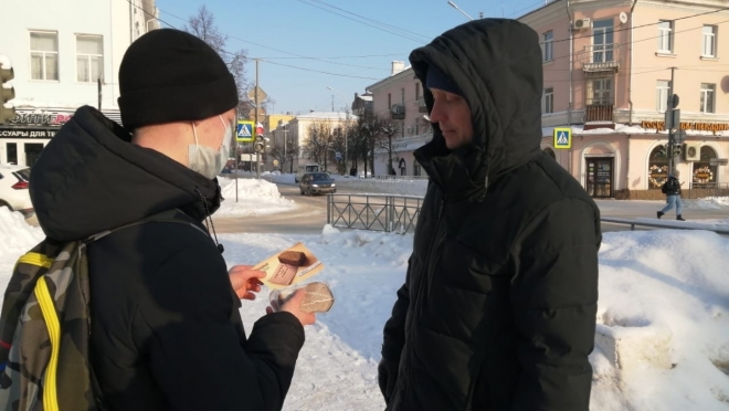 На улицах Йошкар-Олы сегодня раздавали блокадный хлеб
