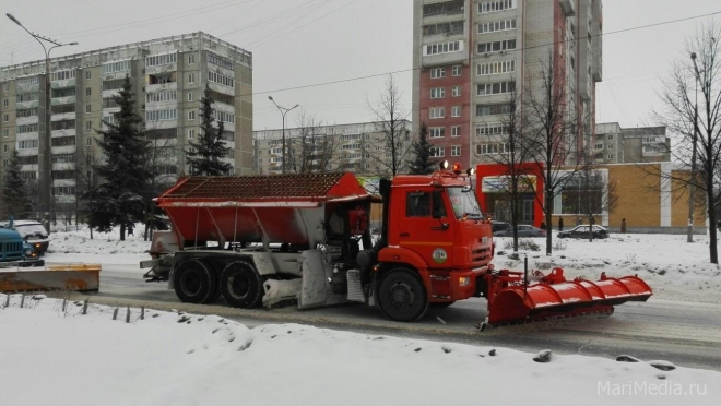 Улицы Йошкар-Олы после снегопада чистят 32 машины спецтехники