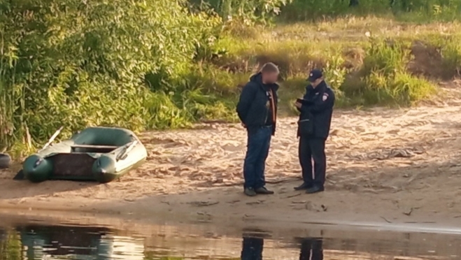 На Волге течением унесло резиновую лодку со спящим мужчиной