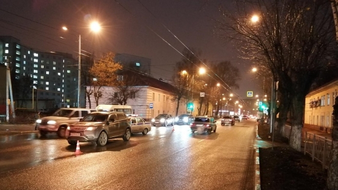 Пешеход попал под машину, переходя дорогу в неустановленном месте