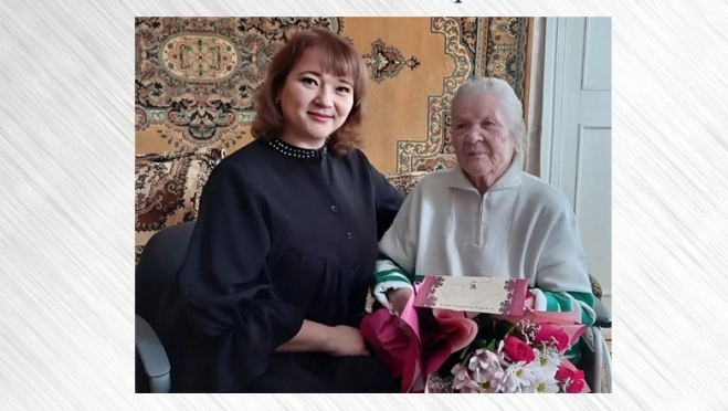 Галина Ярцева вручила персональное поздравление долгожительнице Йошкар-Олы