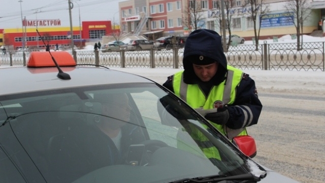 Инспекторы ГИБДД выявили полсотни нарушений в работе такси