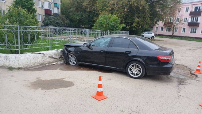 В Волжске водитель Mercedes-Benz наехал на бордюр