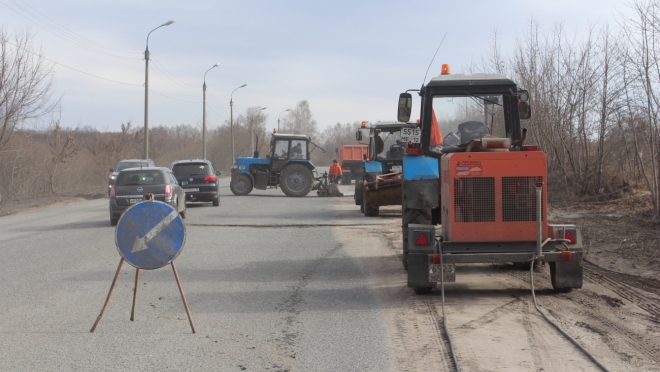 В Йошкар-Оле ямы на улице Водопроводной заливают асфальтобетонной смесью