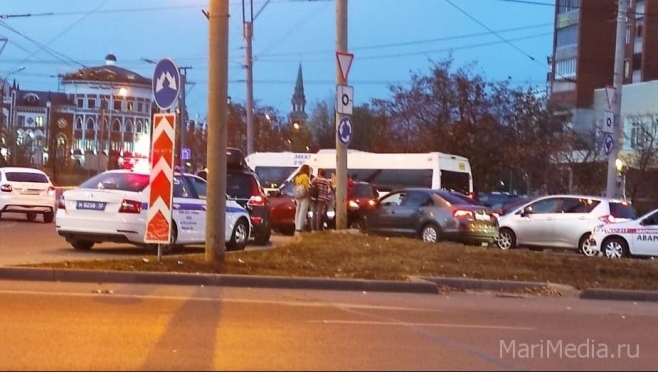 В Йошкар-Оле на Ленинском проспекте огромная пробка из-за ДТП