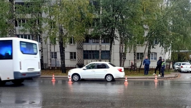 В Йошкар-Оле пенсионерка попала под машину, переходя дорогу в неположенном месте