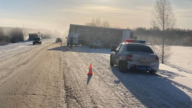 52-летний водитель Renault в тумане врезался в грузовик